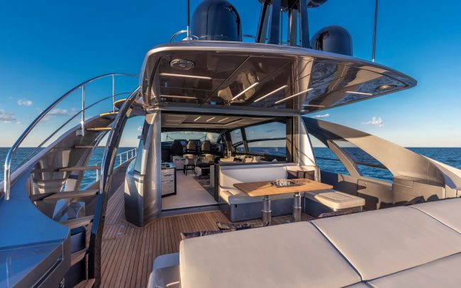 Pershing 8x sun deck